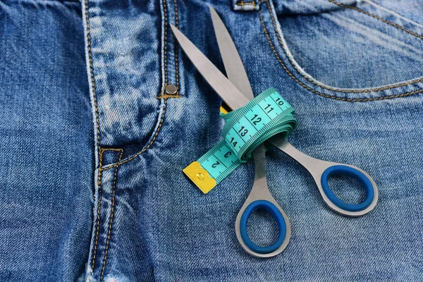 Fazendo roupas e conceito de design: tesoura enrolada em torno de fita métrica — Fotografia de Stock