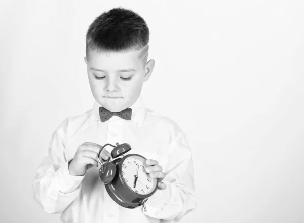 Kind jongetje houden rode klok. Het is tijd. Ochtend routine. School jongen met wekker. Kid schattig jongen wit overhemd rood strikje. Ontwikkel zelfdiscipline. Schema en timing. Alarm klok instellen — Stockfoto