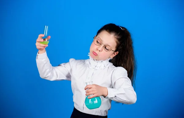 Kinderstudie. Bildungskonzept. Grundkenntnisse. Wissenstag. Ernst mit dem Studium. Schülerin mit chemischen Flüssigkeiten. Kindheit und Erziehung. Wissen und Information. Ein bisschen experimentieren — Stockfoto