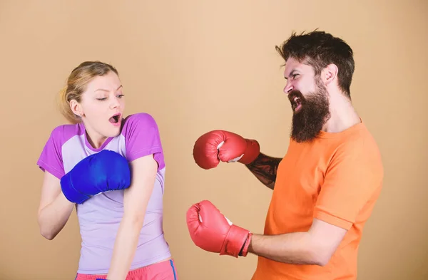 La douleur est la faiblesse qui quitte le corps. entraînement avec entraîneur. Femme heureuse et homme barbu séance d'entraînement dans la salle de gym. K.O. et énergie. deux entraînements en gants de boxe. des vêtements de sport. Combattez. punching, sport Succès — Photo