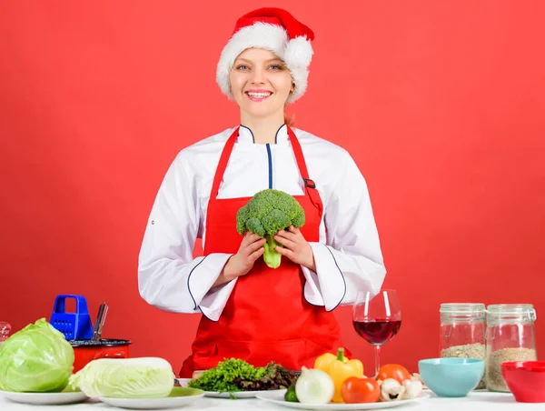 Geniet van makkelijke ideeën voor feestjes en vakantiediners. Kerstmenu. Kerstdiner ideeën. Vrouw chef-kok koken kerstdiner dragen kerstman hoed. Feestelijke menuconcept. Beste kerstrecepten — Stockfoto