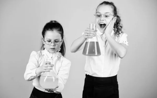 基本的な知識。知識の日。女子高生は化学液体と友達。子供時代と育ち知識と情報。一緒に実験する教育の概念。魅力的な実験 — ストック写真