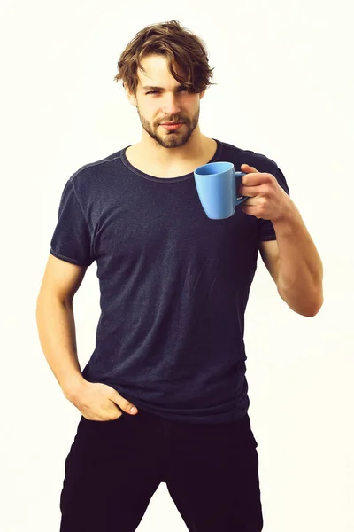 Caucásico sexy joven macho sosteniendo taza de café o taza — Foto de Stock