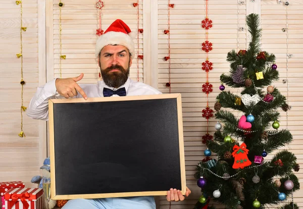 Feest en nieuwjaarsstemming concept. Kerel bij de kerstboom — Stockfoto