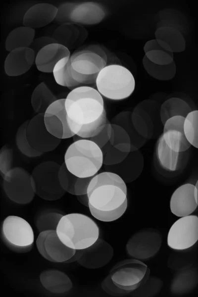 Abstract kleurrijk bokeh achtergrond. Feestelijke achtergrond met kleurrijke lichten. Heldere en feestelijke sfeer van komende vakantie. Kerst decoraties concept. Intreepupil licht van kleurrijke garland — Stockfoto