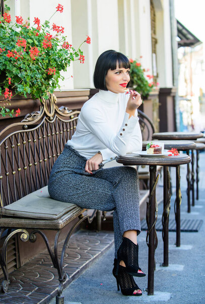 Гастрономическое наслаждение. Девушка расслабиться кафе с тортом десерт. Приятное время и отдых. Изысканная концепция. Вкусный торт для гурманов. Женщина привлекательная брюнетка есть изысканный торт кафе терраса фоне
