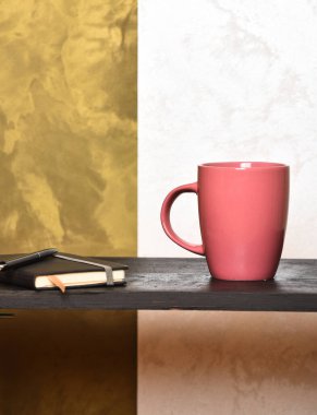 Fotokopi defteri ve kalemi olan çay ya da kahve fincanı