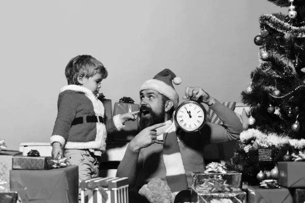 Sakallı ve heyecanlı yüzlü çocuk ve adam Noel 'i kutluyor. — Stok fotoğraf