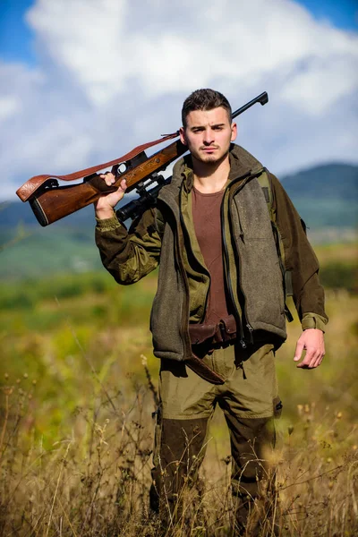 Temporada de caça. Arma de caça ou espingarda. Caçador de homens carrega fundo natureza rifle. A experiência e a prática proporcionam a caça ao sucesso. Um tipo a caçar ambiente natural. atividade hobby masculino — Fotografia de Stock