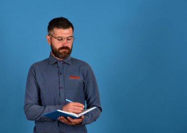 Konsantre yüzlü bir profesör. Sakallı ve kitaplı adam.