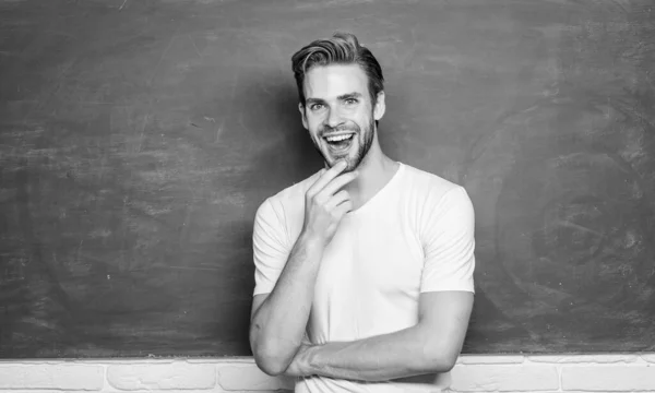 Profesor interesante conferenciante. De vuelta a la escuela. Maestro de la simplificación. Hombre profesor en frente de pizarra. Las ventajas para el maestro de primaria masculino son abundantes. Enseñar podría ser más divertido. — Foto de Stock