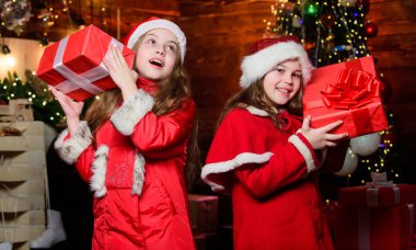 Şaşırmak. Noel Baba küçük kız kardeşler. Kırmızı şapkalı küçük kız kardeşler. Noel Baba 'yı bekle. Noel zamanı. Noel Baba. Elf çocukları. Xmas ağacı. Mutlu yıllar. Noel Baba, lütfen gel.