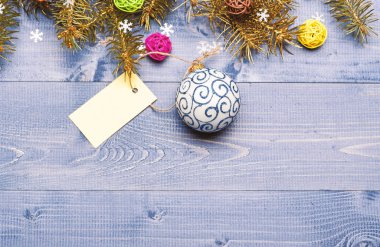 Noel için hazır olun. Noel dekorasyonları ahşap arka plan üstten görünüm. Noel önceden hazırlama ipuçları. Dekoratif top oyuncak ve hediye etiketi kopya alanı. Kış ve Yılbaşı tatil kavramı