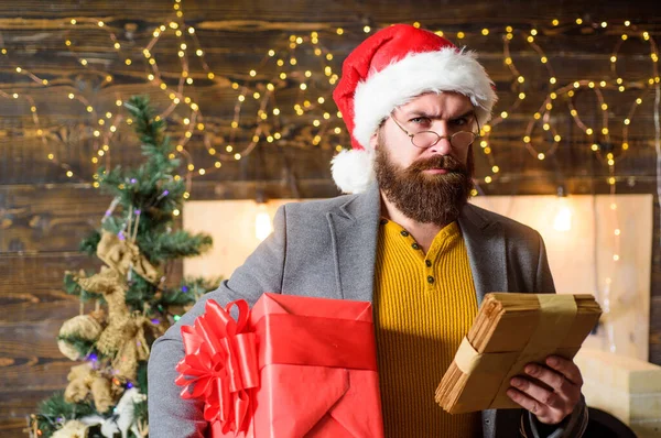 Posto para o Pai Natal. Homem barbudo hipster usar Papai Noel segurar um monte de letras e caixa de presente. Carta para o Pai Natal. Homem barbudo com óculos a ler para o Pai Natal. Espírito de milagre de inverno — Fotografia de Stock
