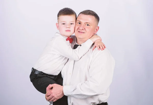 Un niño pequeño con papá caballero. Día de la familia. niño feliz con padre. reunión de negocios. moda masculina. crianza. Día de los padres. padre e hijo en traje formal. estilo esmoquin. Fiesta de bodas. feliz día de familia — Foto de Stock