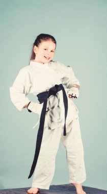 Savaşmak için doğmuş. Kung Fu çalışıyorum. Mutlu çocukluk. Dövüş sanatları üniformalı küçük kız. Tek dövüşte spor başarısı. Gi Spor Giyim 'deki küçük kız. Nakavt. Çocuklar için enerji ve etkinlik