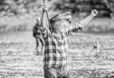 Hobine yeni Wing pothunter'ı veriyorum. adam balık yakalayarak. spor aktivite ve hobi. Alabalık yemi. emekli sakallı balıkçı. büyük oyun balıkçılık. olgun adam balıkçılık. yaz hafta sonu. olta ile balıkçı