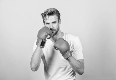 Güçlü kaslar eşittir silah. Zafer için motive oldu. Eldivenli sporcu boksörü. Boks konsepti. Erkek atlet boksör konsantre yüz. Boksör pratik mücadele becerileri. Boksör yakışıklı sıkı antrenör