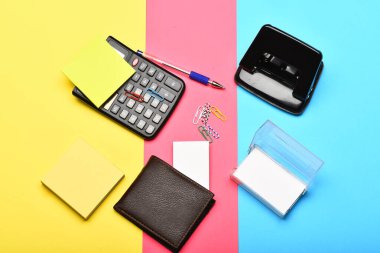 Renkli arka plan üzerinde üstten görünüm izole office araçları