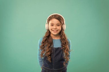 Sesli kitap. Modern eğitim konsepti. Faydaları ses dersleri. Bilgiye erişim. Ses izleme. Liseli eğlence. Online eğitim. Kız sevimli çocuk dinleme ses kursu. Daha fazla bilgi edinin