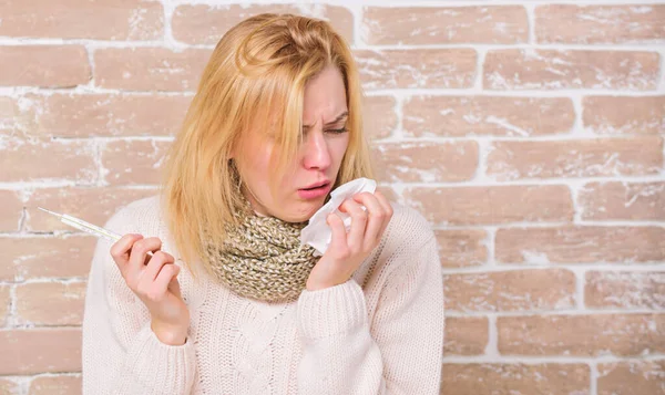 Pausenfieber. Hochtemperaturkonzept. Frau fühlt sich schwer krank. Wie man Fieber senkt. Symptome und Ursachen von Fieber. krankes Mädchen mit Fieber. Mädchen halten Thermometer und Gewebe. Temperatur messen — Stockfoto