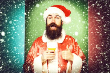 Gülümseyen sakallı Noel Baba Adam