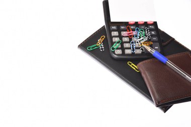 İş konsepti olarak deri kaplı defter, cüzdan ve hesap makinesi