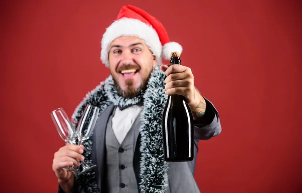 Karácsonyi parti meghívó. A szakállas, vidám hipszter télapó tartja az üveget. Ünnepeljük a karácsonyt. Vállalati karácsonyi buli. Igyunk pezsgőt. Főnök Mikulás kalap tinsel ünneplik újév vagy karácsony — Stock Fotó