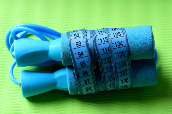 Mavi renkli ip atlama teyp ölçme ile bağlı — Stok fotoğraf
