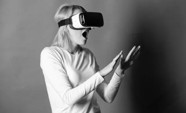 Nő a virtuális valóság szemüveg. 3D-s technológia, virtuális valóság, szórakozás, virtuális térben, és az emberek koncepció - fiatal nő a virtuális-valóság sisak vagy a 3D-s szemüveg. Vr-eszközzel nő. — Stock Fotó