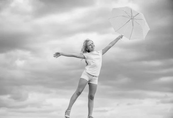 Je resterais ici pour toujours. humeur positive à tout temps. À l'école. saison d'automne. prévisions météo pluvieuses. chute mode enfant. enfant au ciel nuageux. protection contre la pluie. heureuse petite fille avec parapluie — Photo