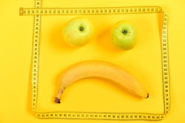 Elma yeşil renk ve muz ifade yapılmış