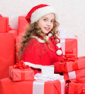 Küçük Noel Baba yardımcı konsepti. Noel hediyelerini keşfedin. Yılbaşı hediyelerini açıyorum. Çocuk yılbaşı hediyesini açacağı için heyecanlı. Kız Noel 'i kutluyor. Çocuk Noel Baba 'ya yardım ediyor. Yeni yıl tatili geleneği