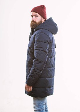 Şık ve rahat. Hipster modern moda. Adam şapka ve siyah kış ceket giymek. Hippi tarzı giyim. Hippi kıyafet. Sakallı adam hipster güvenle sıcak siyah ceket veya parka poz