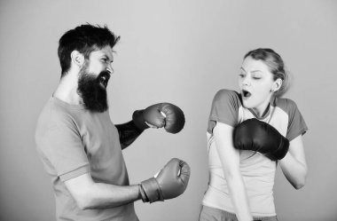 Ağrı, vücudumu bırakarak zayıflıktır. antrenör ile eğitim. Mutlu kadın ve salonda sakallı adam egzersiz. nakavt ve enerji. boks eldiven birkaç eğitim. Spor. Mücadele. Delme, spor başarı