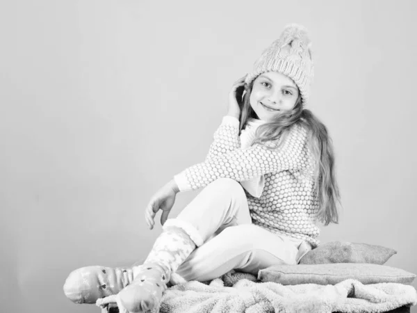 子供の女の子は、ピンクの背景をリラックスニット暖かい帽子を着用。冬のファッション暖かい服のコンセプト。子供の長い髪暖かいウールの帽子は暖かいお楽しみください。この冬あなたを居心地の良い保つ暖かいアクセサリー — ストック写真