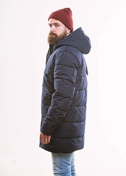 Snygg och bekväm. Hipster modern mode. Killen bär hatt och svart vinterjacka. Hipster stil herrkläder. Hipster outfit. Man bearded hipster poserar tryggt i varm svart jacka eller parka — Stockfoto