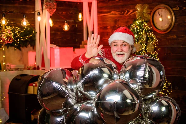 Świąteczny prezent. Człowiek starszy Mikołaj trzymać pudełko srebrne balony dekoracji powietrza. Sklep z pamiątkami. Prezenty dla rodziny. Świętuj Nowy Rok. Grudniowa sprzedaż. Święty Mikołaj dostarcza prezent. Zaskakująca koncepcja — Zdjęcie stockowe