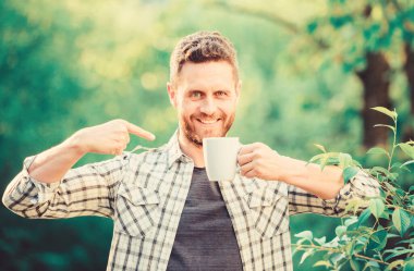 Kahvaltı molası. İnsanoğlu için ekolojik hayat. Yeşil ormandaki adam. Bir fincan çayla mutlu bir adam. Dışarıda çay içeriz. Sabah kahvesi. Sağlıklı bir yaşam tarzı. Doğa ve sağlık. Gelmiş geçmiş en iyi çay