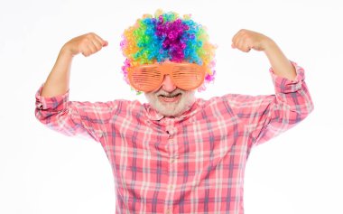 Eğleniyorum. Tuhaf bir yaşam tarzı. Eğlence ve eğlence. Komik büyükbaba konsepti. Güzel şaka. Yaşlı palyaço. Yaşlı, sakallı, neşeli adam renkli peruk ve güneş gözlüğü takıyor. Büyükbaba her zaman eğlenceli