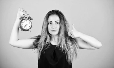 Çalışma zamanı. saat dilimi. dakiklik ve disiplin. kız çalar saat tutun. rejim erken uyanış. Çan çalıyor. Günaydın. Kadın geç kalınıyor. iş son tarih. zaman yönetimi