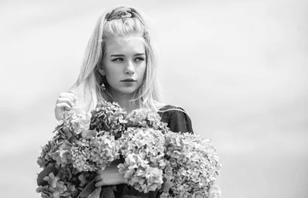 Ternura de pele jovem. Floresce na primavera. Beleza da estação de primavera. Menina tenra loira segurar hortênsia buquê. Cuidados da pele e tratamento de beleza. Flores doces para mulher delicada. Beleza pura — Fotografia de Stock