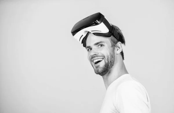 Outra realidade está aqui. homem usar óculos VR sem fio fone de ouvido. Futuro digital e inovação. A trabalhar na Programação. óculos de realidade virtual. Negócios modernos e educação. homem usar tecnologia moderna — Fotografia de Stock