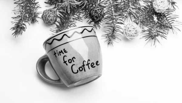 Taza de cerámica con tiempo de inscripción para el café. Taza para café con decoraciones de Navidad de fondo. Disfruta de la bebida de invierno. Concepto de hora del café. Bebida de invierno con cafeína. Beber café Nochebuena — Foto de Stock