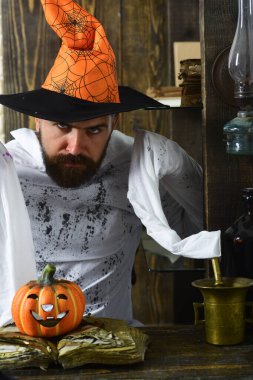 Tahta arka planda sakallı bir adam. Turuncu şapkalı adam.