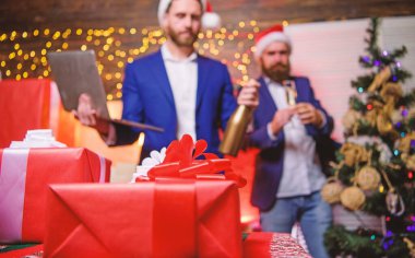 Ofis partisi konsepti. Kurumsal yeni yıl partisi. İş adamları partide şampanya için. Meslektaşlarım şirket parti yılbaşı kutlamak. Erkekler iş ortakları veya iş arkadaşlarınızla şampanya bardağı tutmak