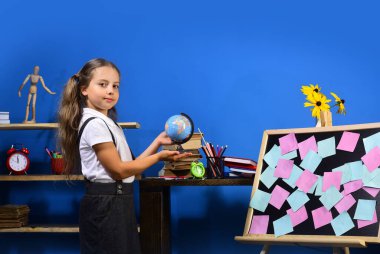 Blackboard ile renkli yapışkan notlar tarafından kız duruyor