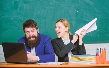 Okula geri dön. Gayri resmi eğitim. iş çift dizüstü bilgisayar ve belgeler kullanın. iş adamı ve kızgın sekreter. öğretmen ve öğrenci sınavda. kağıt işleri. ofis hayatı. Çok çalışıyorum. Sınavlara hazırlık