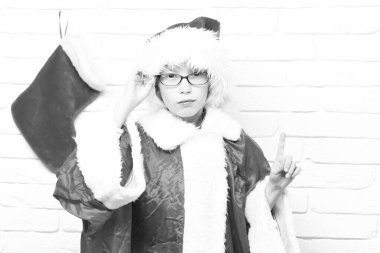 Genç, şirin Noel Baba çocuk.