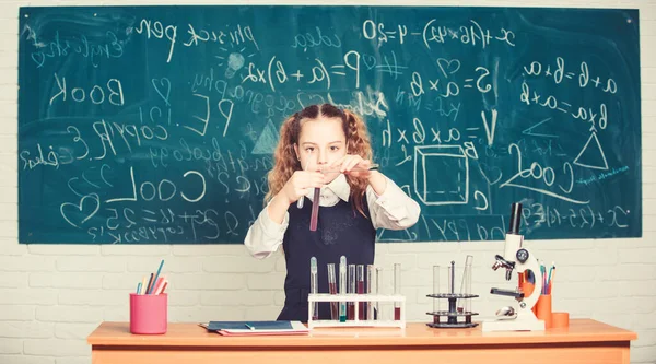 Skolans laboratorium. Flickans smarta elev utför skolexperiment. Skolelever studerar kemiska vätskor. Läxa i kemi. Provrör med ämnen. Formell utbildning. Framtida mikrobiolog — Stockfoto